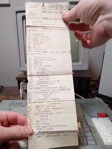 Собиратель винтажной техники показал, как запускать "Тетрис" на советском компьютере "Электроника КР-02"