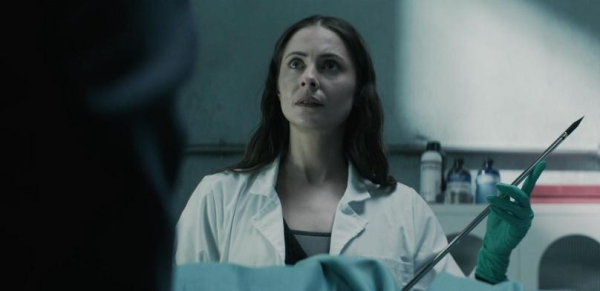 
                Смотрите трейлер хоррора &laquo;Помощница патологоанатома&raquo;
            