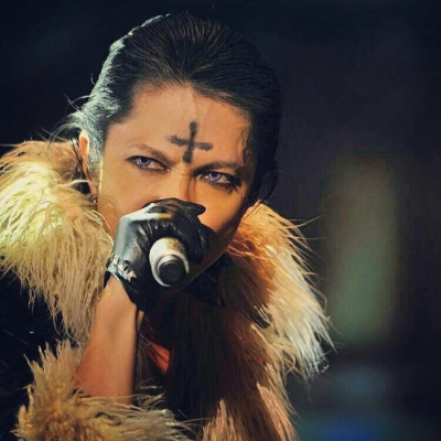 Японская рок-звезда выступает в косплее из Hunter X