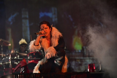 Японская рок-звезда выступает в косплее из Hunter X