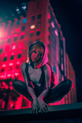 Косплей на Женщину-паука может все, что может оригинал