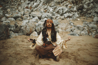 Косплей Пиратов Карибского моря верен на все 100% Косплей Пиратов Карибского моря верен на все 100%