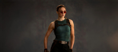 Софи Тернер стреляет из пистолетов и кидает гранату в видео со съмок сериала Tomb Raider