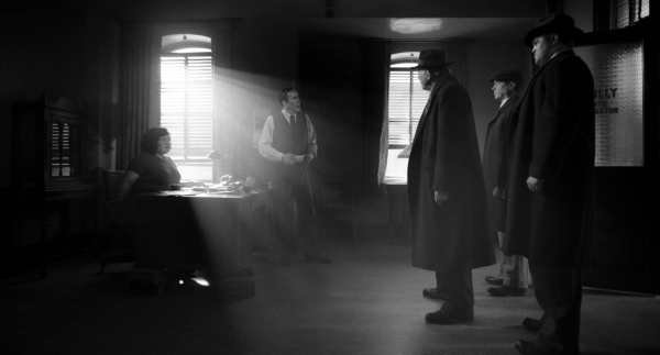
                    Обзор сериала &laquo;Паук-нуар&raquo;. Заходят как-то пьяница, Николас Кейдж и человек-паук в бар...
                