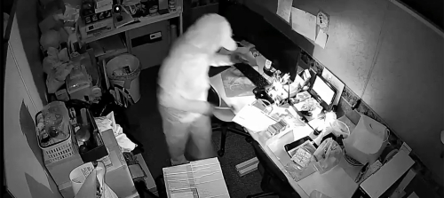 Магазин карточек в Японии назначил награду в 1 миллион иен за поимку грабителя &ndash; но только живым