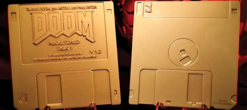 Американский ритейлер начал продавать позолоченные дискеты с Doom за 30 долларов без самой игры Американский ритейлер начал продавать позолоченные дискеты с Doom за 30 долларов без самой игры