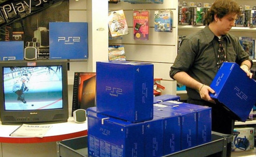 Фотографии 26-летней давности с очередями за PS2 напомнили о временах, когда стояли ради приставки, а не ради перепродажи